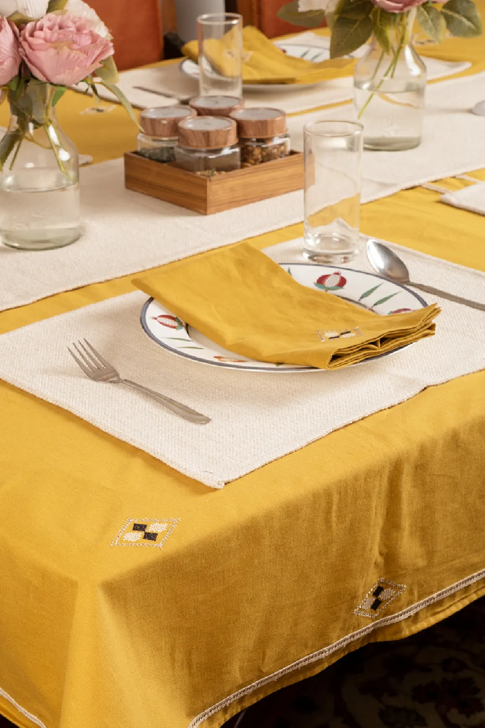 Kasuti Work Table Linen (Pack of 14 Pieces | 6 Seater)